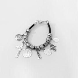 Pulseira religiosa com berloques de prata e couro preto
